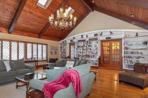 90 Countryside Ln, Milton MA 02186-4435 exterior