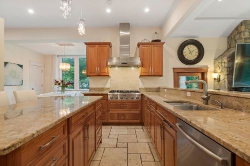 112 Edgewater Dr, Needham MA 02492-2776 exterior