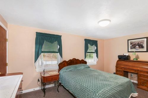 142 St, East Brookfield MA 01515-1612 exterior