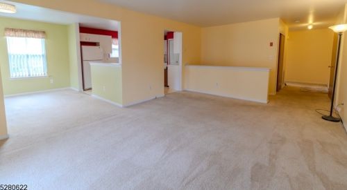 1 Jennifer Dr, East Hanover, NJ 07936-3432