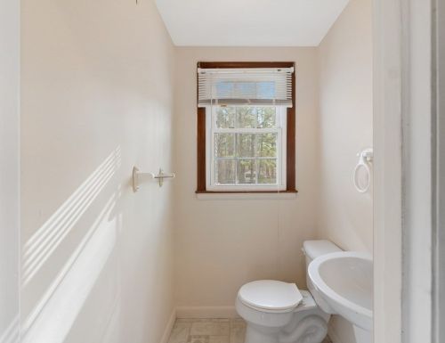 1086 Burt St, Taunton MA 02780-5166 exterior