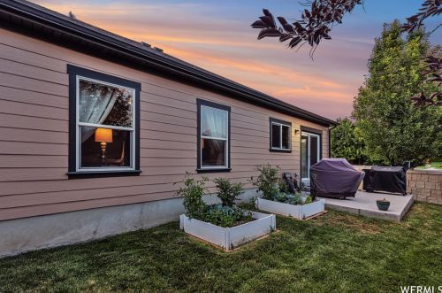 733 Clb Oaks Dr, Sandy UT 84070 exterior