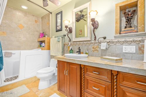 4210 Country Gables Dr, Phoenix AZ 85053-4528 exterior