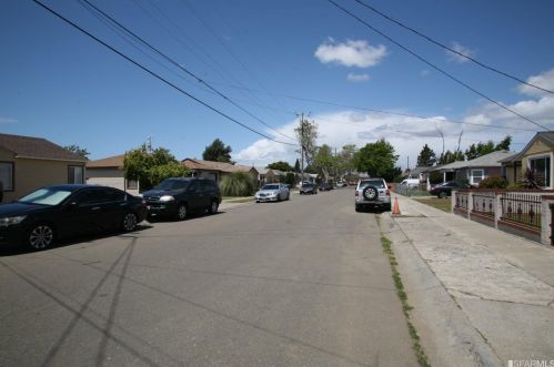 1493 Pearson Ave, San Leandro CA 94577-2437 exterior