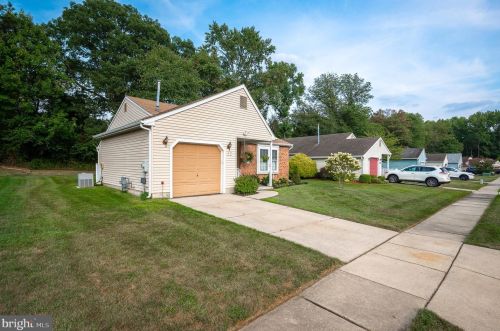 65 Knollwood Dr, West Deptford, NJ 08096-6702