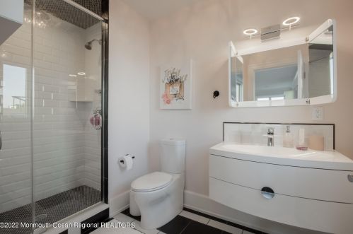 670 Little Silver Point Rd, Little Silver NJ  07739-1737 exterior