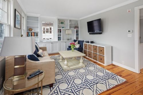 56 Elm St, Hingham MA 02043-2431 exterior