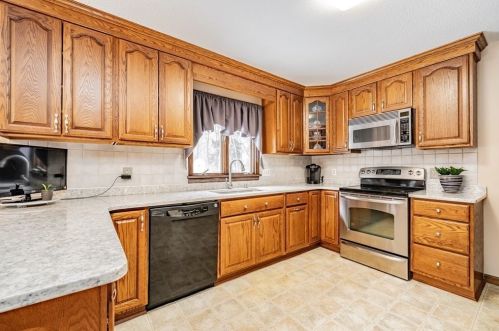 43 Colony Cir, Montgomery, MA 01085-4836