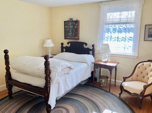 32 Old Farm Rd, Dedham MA 02026-4115 exterior