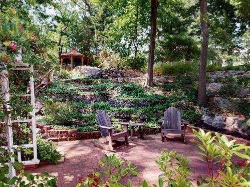 24 Linden St, Arlington, MA 02476-5914