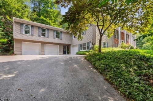 69 Windbeam Ln, Skyline Lakes, NJ 07456-1241