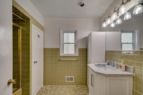 3 Beacon St, Quincy MA 02169-7117 exterior