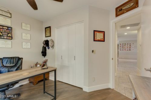 725 Country Gables Dr, Phoenix AZ 85053-4528 exterior