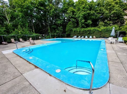 116 Tall Oaks Dr, Weymouth MA 02190-3513 exterior