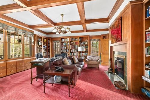 59 Crestview Rd, Milton MA 02186-3648 exterior