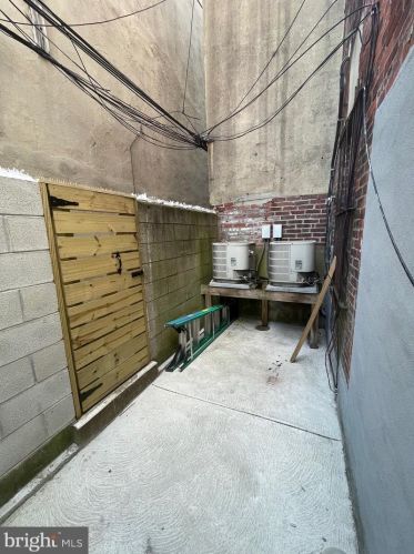 1239 6 St, Philadelphia PA 19140-4561 exterior