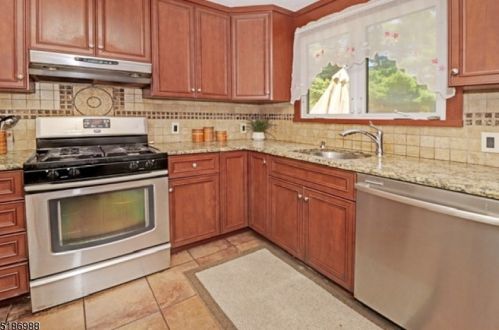 380 River Rd, East Hanover NJ  07936-3042 exterior