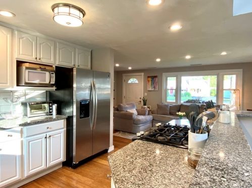 143 River Rd, Agawam, MA 01001-2813