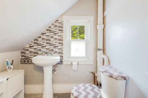 4 Walnut St, Taunton MA 02780-4255 exterior