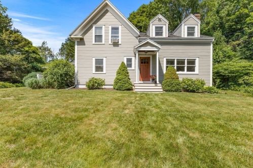 4 Pinegrove Rd, Hingham MA 02043-3923 exterior