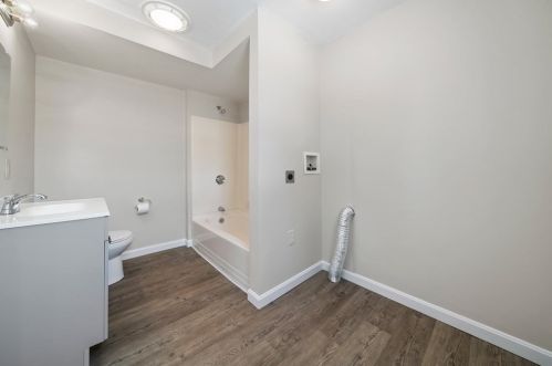 8 Ledge St, Sutton MA 01590-1665 exterior