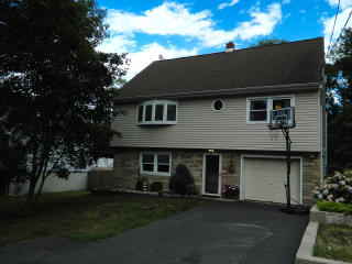 20 Lenape Rd, Skyline Lakes, NJ 07456-2515