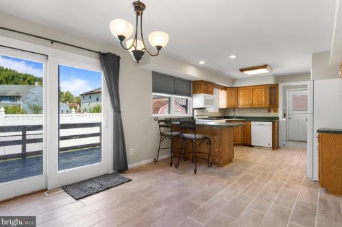 565 Salem Ave, West Deptford NJ 08096-3204 exterior