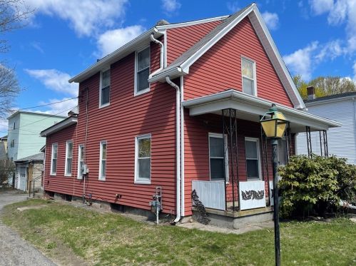 17 Orient St, Worcester, MA 01604-3712