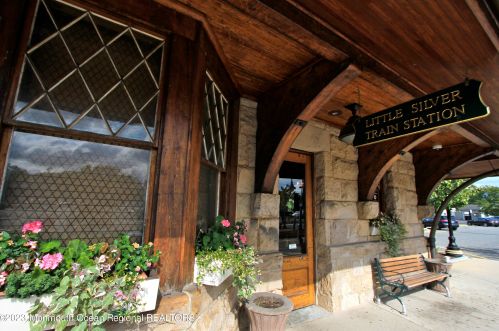 670 Little Silver Point Rd, Little Silver NJ  07739-1737 exterior