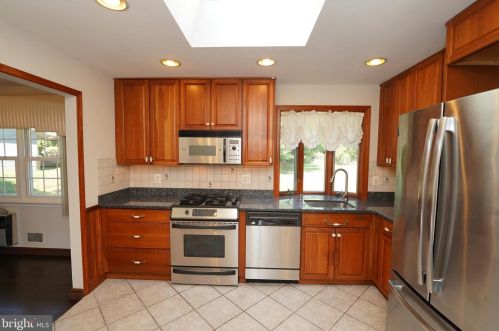 17 Stonicker Dr, Trenton NJ 08648-3215 exterior