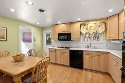 60 Gary Rd, Needham MA 02494-2417 exterior