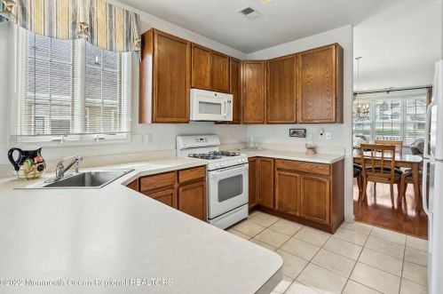 9 Fernwood Dr, Tinton Falls NJ 07712-8713 exterior