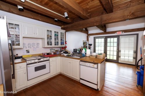 296 Main St, Sheffield MA 01257-9696 exterior