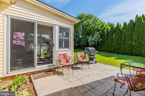 2 Wesley Dr, Carlisle PA 17015-4377 exterior