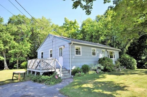 864 Central St, East Bridgewater, MA 02333-2148