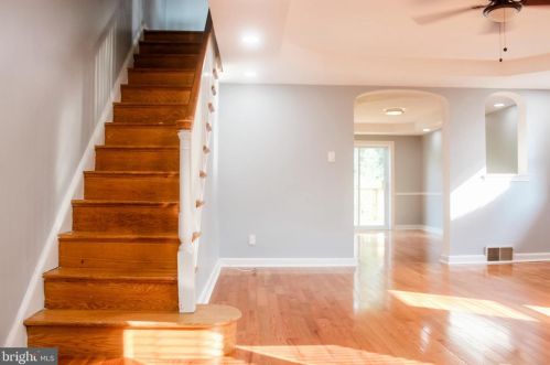 916 Gilham St, Philadelphia, PA 19111-5418