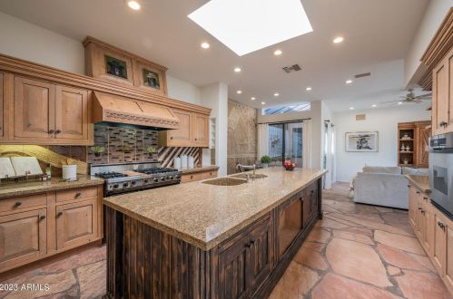 5761 Echo Canyon Cir, Phoenix AZ  85018-1270 exterior