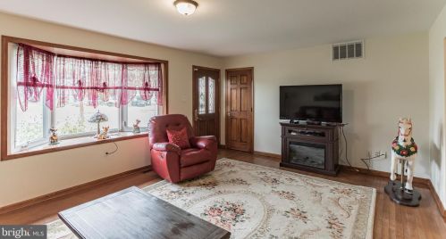 100 Holly Dr, West Deptford NJ 08096-3320 exterior