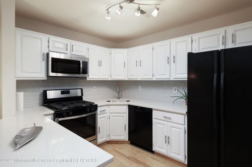 77 Boxwood Ter, Tinton Falls, NJ 07701-6707