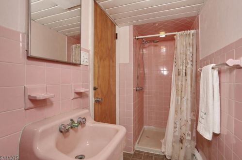 17 Russell Rd, Skyline Lakes NJ 07456-2230 exterior