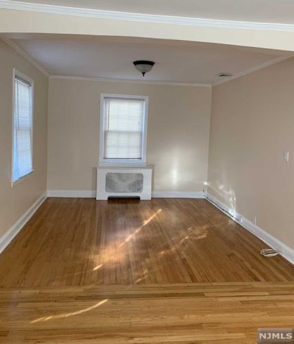 4 Oak St, Cresskill NJ  07626-2257 exterior