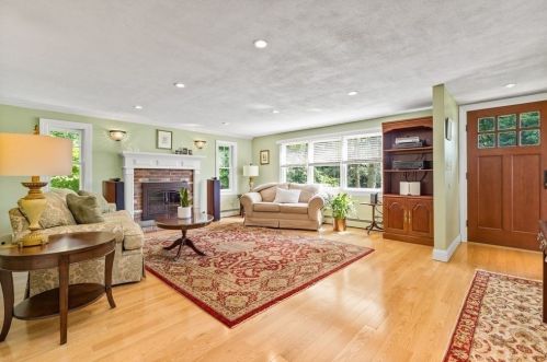 4 Pinegrove Rd, Hingham MA 02043-3923 exterior