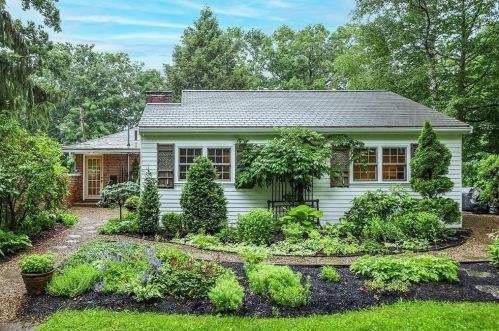 52 Woodleigh Rd, Dedham MA 02026-3129 exterior