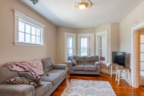 33 Glendale Ave, Everett MA 02149-4102 exterior