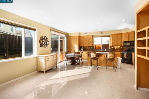 357 Napoleon Dr, San Leandro CA 94577-1580 exterior