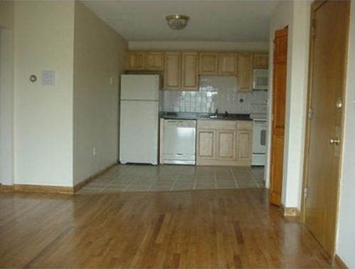 39 Crescent Ave, Chelsea MA 02150-2548 exterior