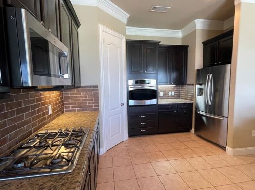 819 Rockingham Dr, Irving TX  75063-8068 exterior