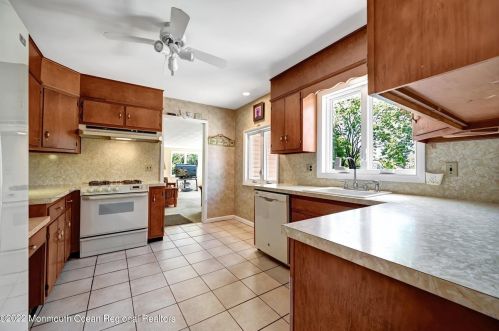 64 Reynolds Dr, Tinton Falls NJ 07724-2323 exterior