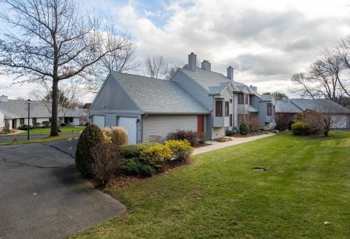 17 Mcintosh Dr, Amherst, MA 01002-3345