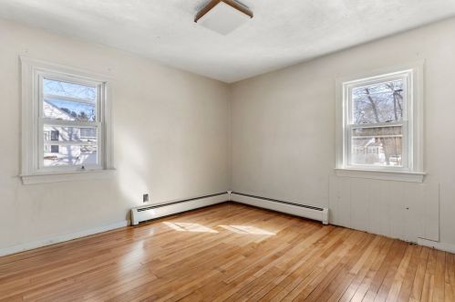 83 Litchfield Ave, Dracut MA 01826-2565 exterior